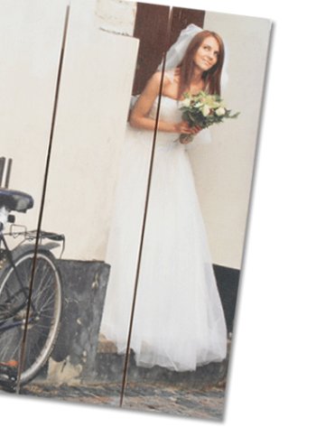 Brautkleid auf Holz