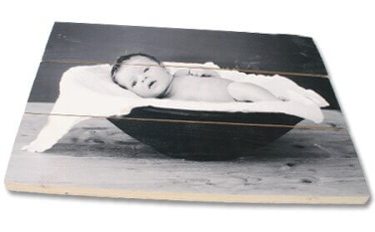 Babyfoto op hout gedrukt