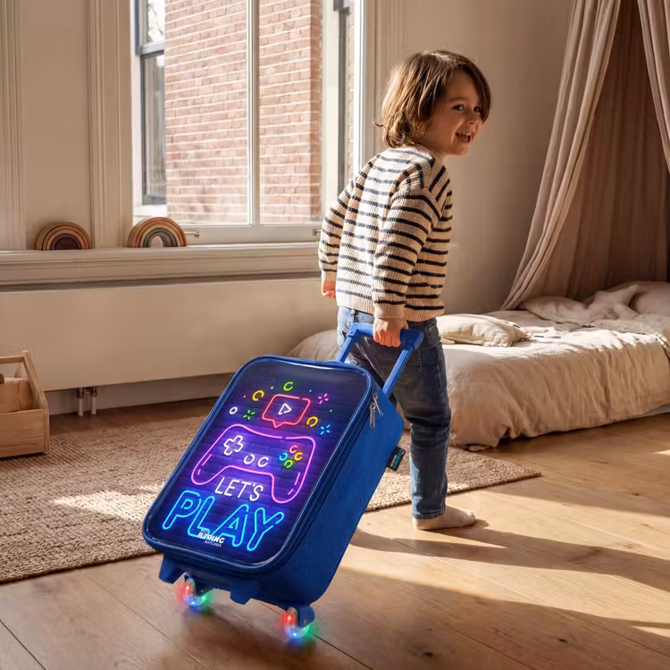 Kinderkoffer – Blau – Neon-Controller vor einer Backsteinmauer — 3