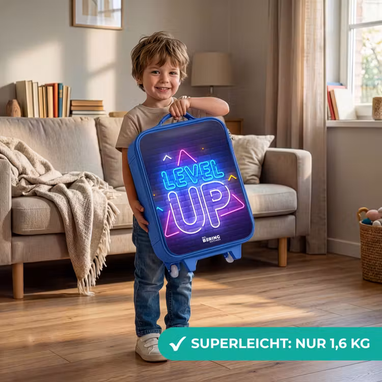Kinderkoffer – Blau – Neonbuchstaben auf einer Backsteinmauer — 2