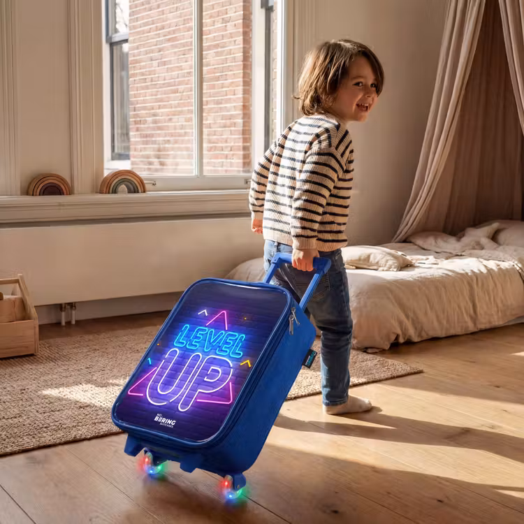 Kinderkoffer – Blau – Neonbuchstaben auf einer Backsteinmauer — 3