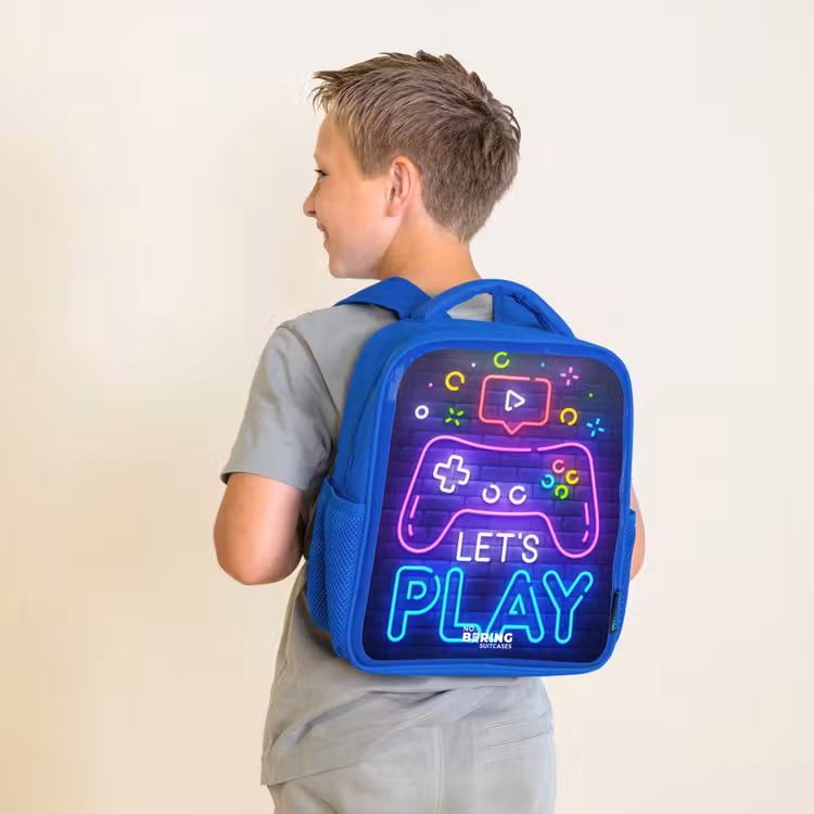 Kinderrucksack mit Namen - Blau - Neon - Controller - vor - einer - Backsteinmauer — 6
