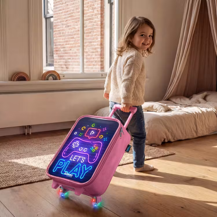 Kinderkoffer Rosa - Neon-Controller vor einer Backsteinmauer — 3