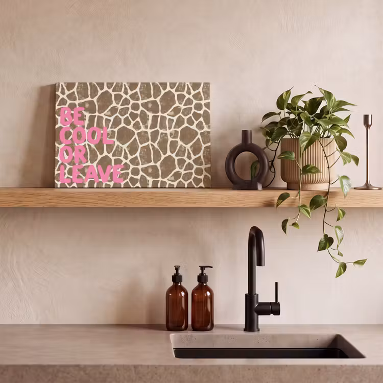 Leinwandbild - Text - Bleib cool oder geh - Rosa - Giraffendruck — 2